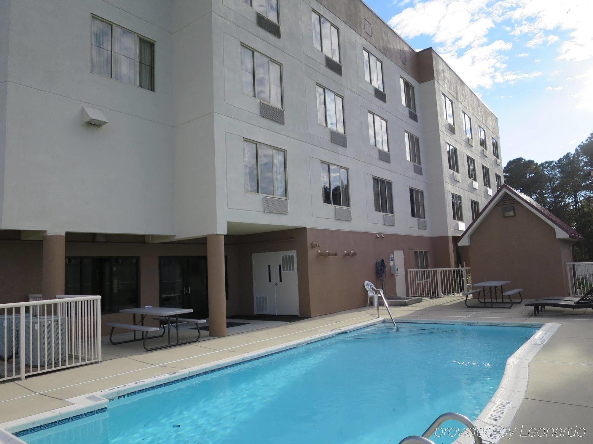 Red Roof Inn & Suites Fayetteville-Fort Bragg Exterior photo